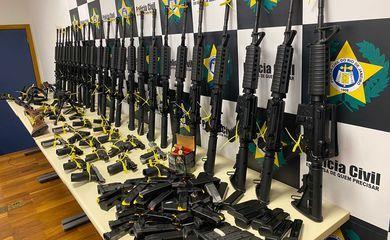 巴西清剿武装贩毒分子 缴获大量武器