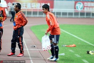 日本U19男足1 1中国 赛后主动清理场边水瓶 