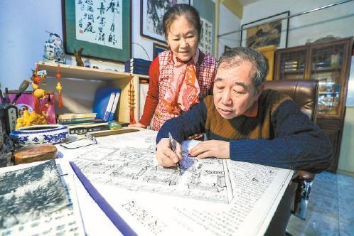 郝洪乐、徐芃夫妇正在认真校阅描画弢园图。记者  