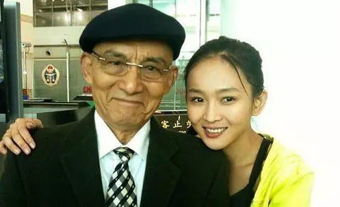 85岁 济公 游本昌近照,喜欢网购,照顾生病妻子4年