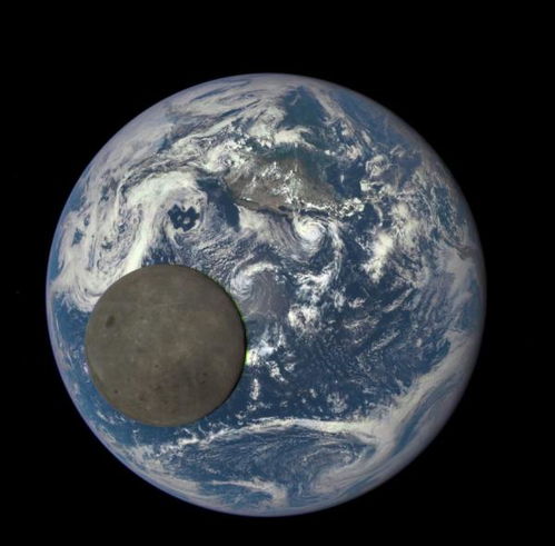 月亮背面什么样 NASA相机捕捉到月球斜穿地球的 合影