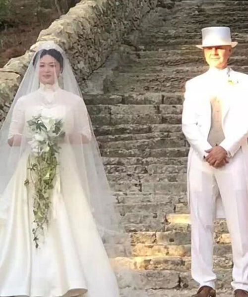 51岁金星和老公在意大利举行婚礼,一身白色婚纱,老公实力强大