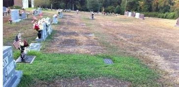 美国一对父母发现只有儿子的坟墓前长有绿草,知道原因后抱头痛哭