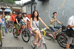 高圆圆骑自行车游北京胡同 与影迷互动找青春 