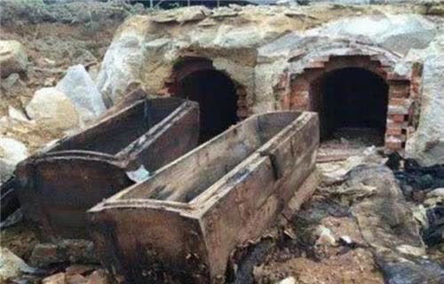 安徽发掘清朝侍卫墓,专家刚挖一半,墓主后人拿族谱赶来 别挖了