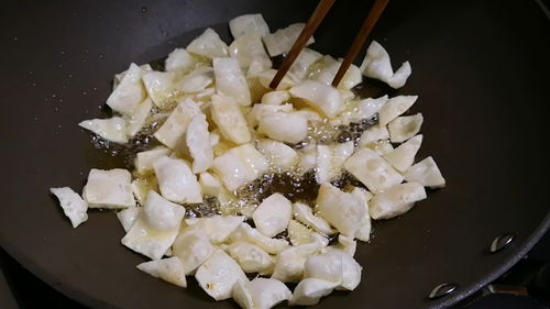 吃剩的饺子皮不要扔掉,3种做法瞬间变美食,操作简单,新手也会