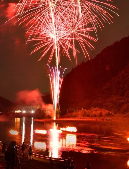 日本全国200处秘密地点烟花齐放,这是一份来自烟花匠人的祈福礼物