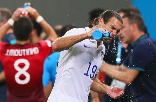 足球比赛过程中,运动员喝水后会立刻吐出来,这里面学问大了