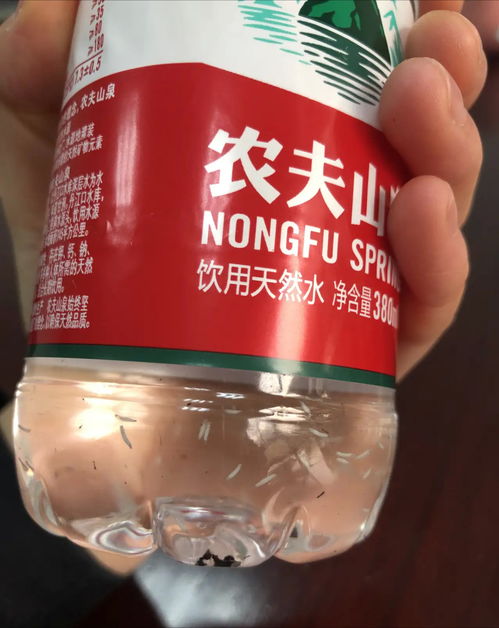农夫山泉NFC橙汁也出事了,网友曝光瓶中有5毫米长条黑色漂浮物