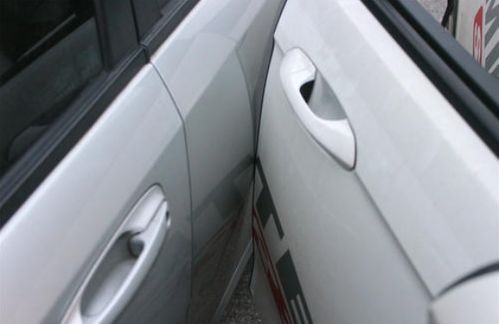 粘贴车辆防撞条是否会损坏车漆 防撞条所使用的胶带或者3M胶条,时间长了会否会对车漆造成伤害 