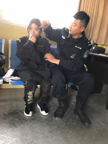 暖心!特警捂枪口下蹲与小女孩合影,特警合影为什么捂住枪口-第2张图片