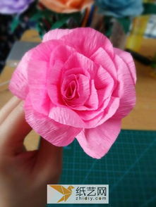 皱纹纸纸玫瑰的做法 简单手工纸玫瑰图解实拍步骤图教程 