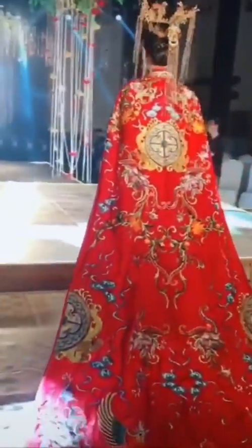 中式婚礼服装凤冠霞帔,铊是华丽的铊。