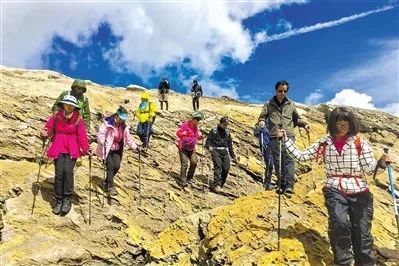 广州日报 外校师生组队征服世界最难徒步线路之一,10岁孩子完成环勃朗峰徒步 