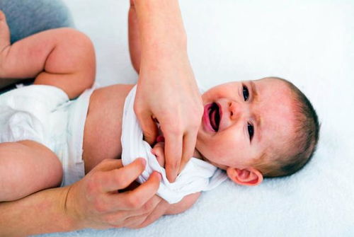 婴儿为什么知道对着女性奶头吸的这个动作能获取养分(宝宝吃奶时对着妈妈笑)