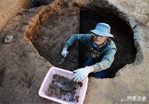 四川一村庄挖到 炸弹 ,考古专家闻讯赶来,清理出16件青瓷文物
