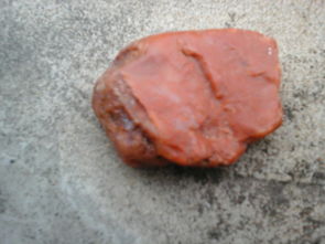 我有一个红色的石头从国外带回来的不知道是什么石头 