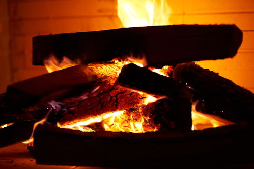 火炉炉火的朋友圈文案 冬日火炉边的炉火,这个季节最温暖的的诗