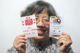 80岁罗婆婆用心制作感谢卡收卡人和送卡人心情都很好 