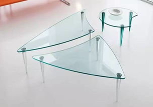 看看这个品牌是怎么利用玻璃玩转桌子的 