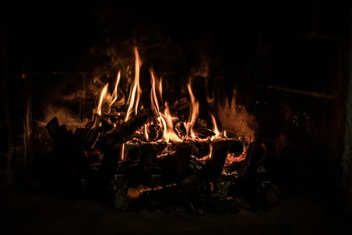 火炉炉火的朋友圈文案 冬日火炉边的炉火,这个季节最温暖的的诗