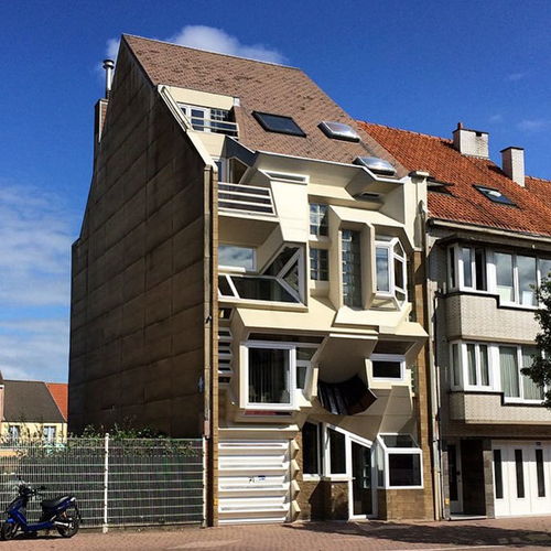 比利时人收集了一些丑房子的照片,设计这些房子的人,脑洞真够大