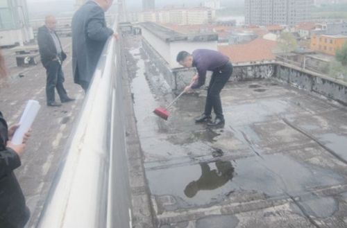 屋顶低洼处有积水怎么处理 