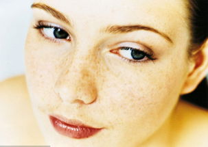 女性脸部长黄褐斑怎么去除 去除脸部色斑的关键方法 