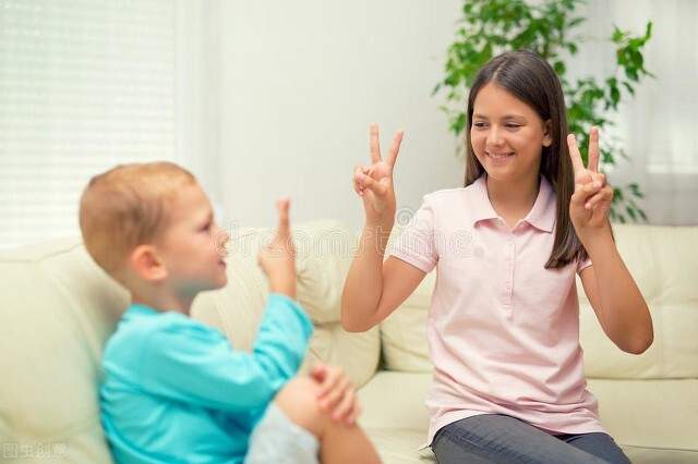父母聋哑儿子听力正常为啥还不会说话 语言环境的影响究竟有多大