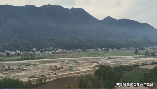 三龙合气结穴的风水宝地,风水大师王君植带风水培训弟子湖北看风水寻龙