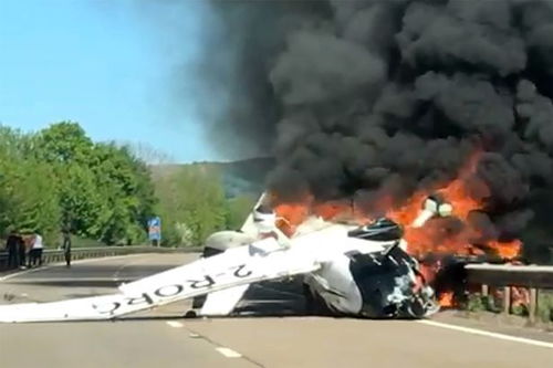 英国一飞机撞高空电线起火坠落 路人出手救下3人 