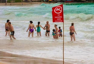 好可怕丨中国游客在泰国被海浪卷走 危险的是海浪 其实致命的是...