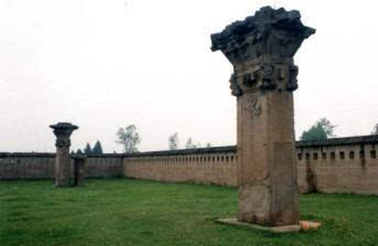为什么很多宫殿门前都会立两根大石柱,它们到底叫什么名字