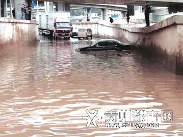 一场大雨匝道变成河 清水江路多车被困拥堵一天