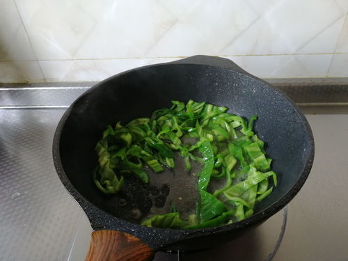 青椒炒肉丝不过油怎么做,青椒炒肉丝的做法怎么做呢？