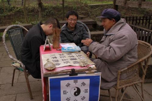 丈夫久病不起,妻子找算命先生,算出丈夫活不过三十岁