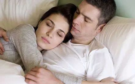 这些常见的夫妻睡姿,其实伤害都不小,最健康的只有 这一种