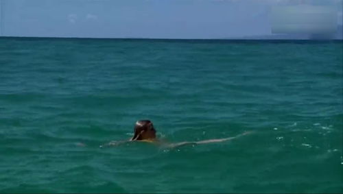 美女在海里游泳 差点遭到鲨鱼攻击 救她的不知道是什么怪物 