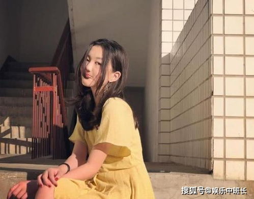 李嫣15岁生日,王菲穿吊带与女儿合体拍照,李亚鹏缺席生日派对