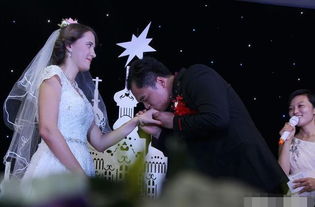 实拍俄罗斯女孩和中国小伙的婚礼,亲戚朋友都笑开花,连竖大拇指