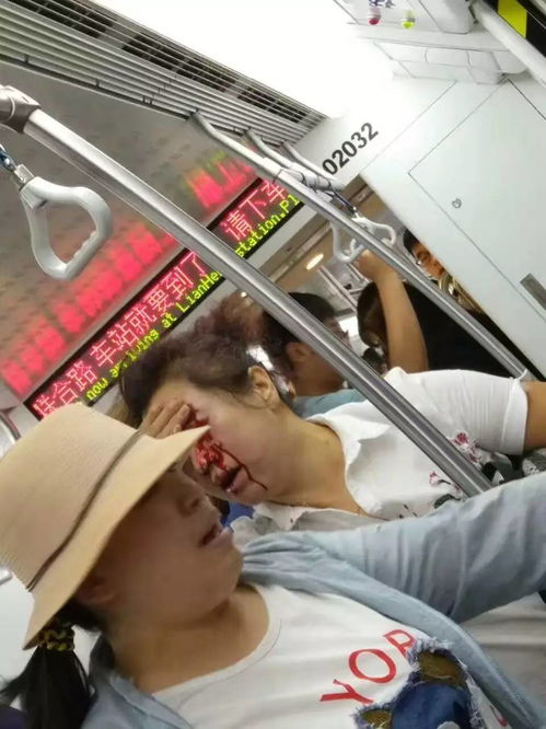 又有两个女人在地铁上打起来了 还恶毒放言 你肚里孩子早晚得掉 