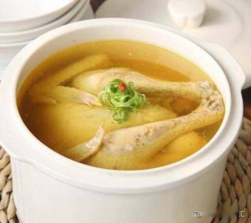 清炖全鸡是一道美味且富有营养的菜品，其独特的烹饪方法和食材的搭配，使得全鸡在保持原