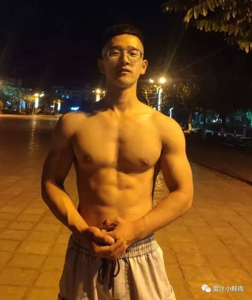 深夜广场上遇见健身的肌肉男,摸了一下他的肌肉