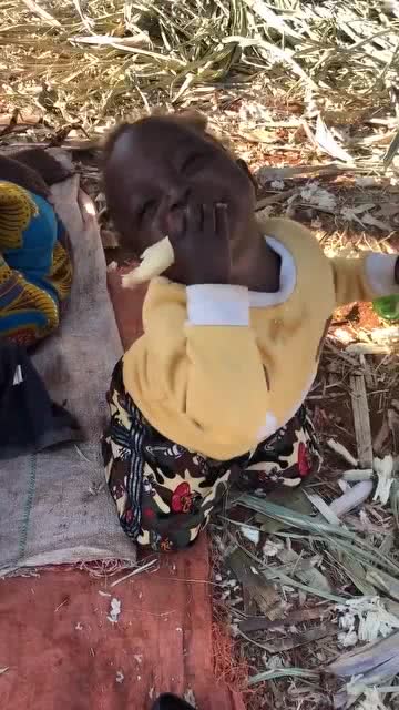非洲甘蔗小姑娘,守在甘蔗摊旁边,等着捡别人扔掉的甘蔗 