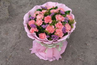 小娟想为妈妈的生日献上一束鲜花，她带的钱如果买四朵康乃馨还剩3.6元，如果买同样的花十朵，则还差1？