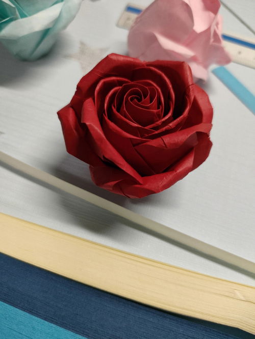 折纸花怎么折,怎样用纸折玫瑰？