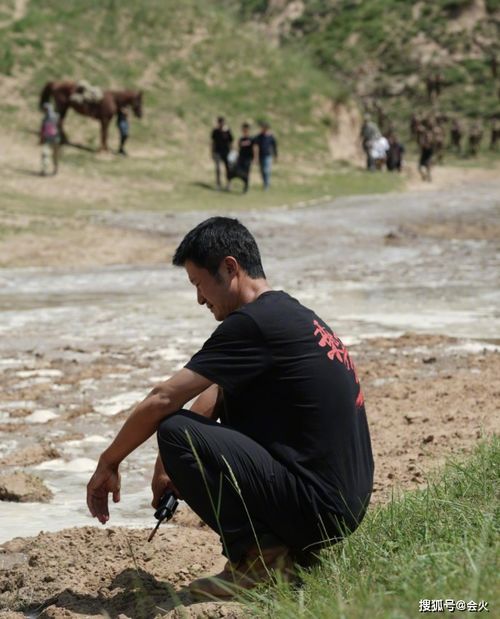 吴京山区拍戏遇洪水 生图下皮肤黑到发亮,片场一地狼藉全是黄泥