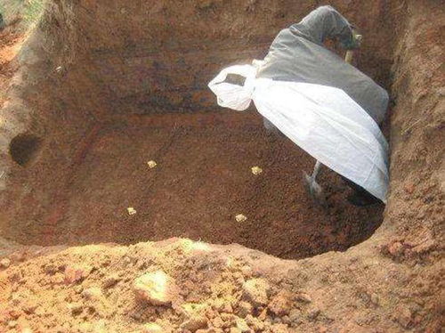 农村土葬时,棺材埋在地下,为什么还要堆 小土堆 有何说法
