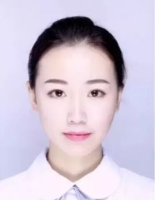 白底照片笑脸怎么弄好看？白底证件照穿什么衣服化什么妆好看(照白底的证件照穿什么颜色搭配)