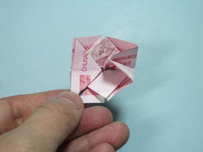 用钱折纸 如何用人民币折纸玫瑰花 